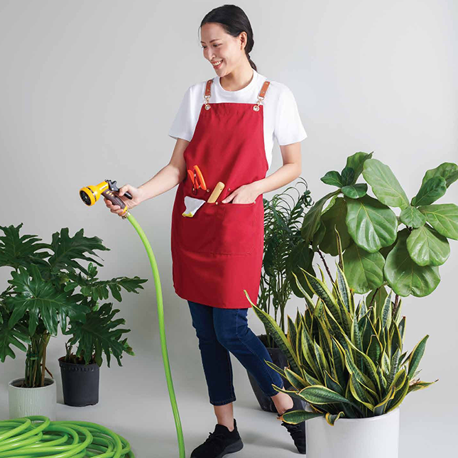 Ap04 unisex apron with 2 pockets worn by model