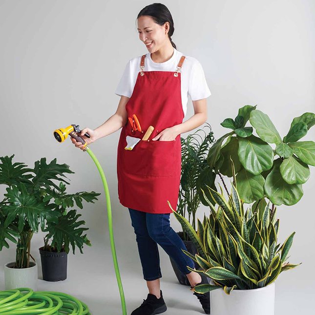 Ap05 unisex apron with multiple pockets worn by model