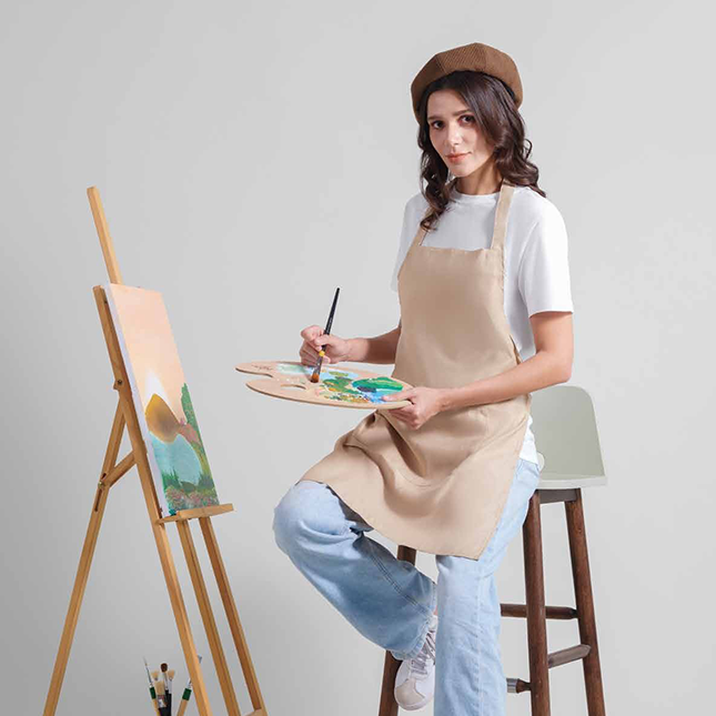 Ap05 unisex apron with multiple pockets worn by model