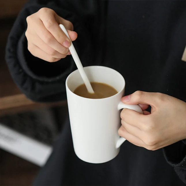 GVG2625_400ml_Ceramic_Mug_with_Wooden_Lid_Coaster_Hold Gvg2625 400ml ceramic mug with wooden lid / coaster hand holding view