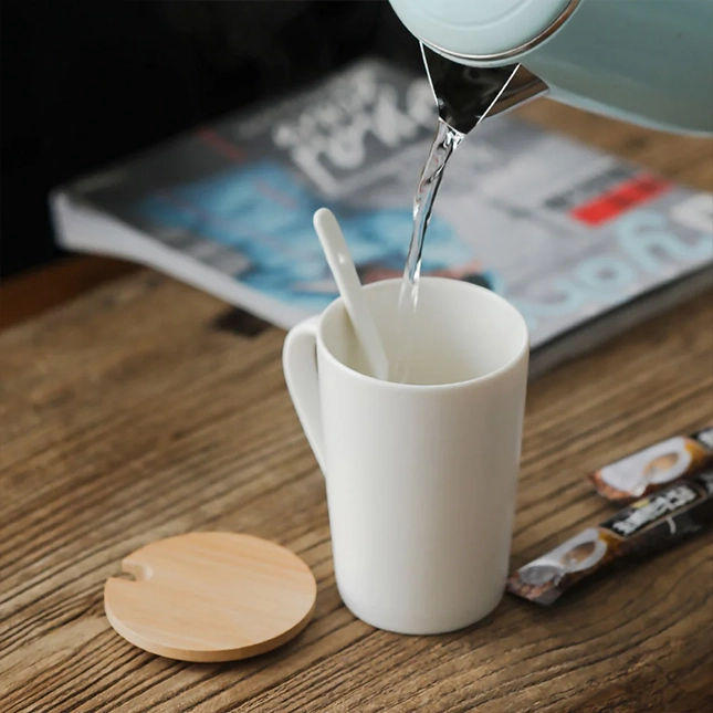 GVG2625_400ml_Ceramic_Mug_with_Wooden_Lid_Coaster_Pouring Gvg2625 400ml ceramic mug with wooden lid / coaster pouring view