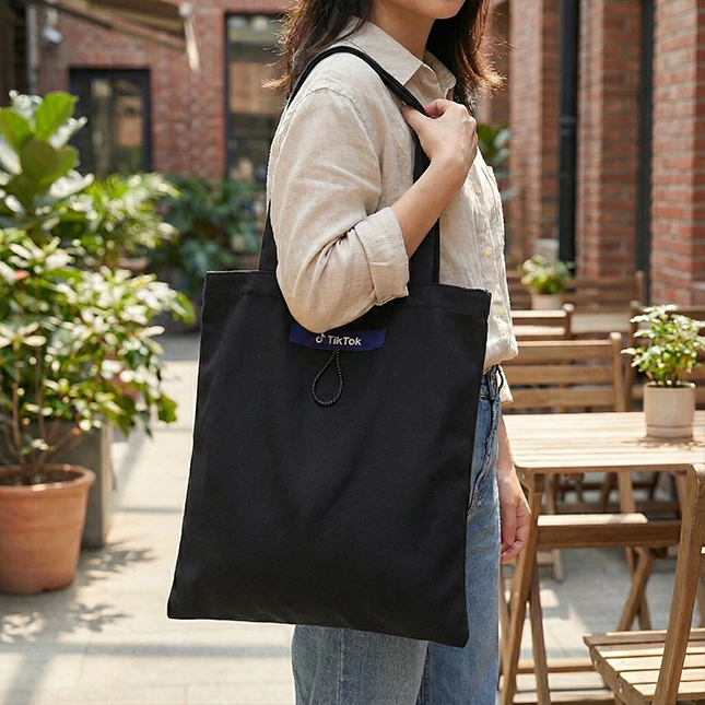 Gvg5062 solaris vista foldable tote bag hand holding view