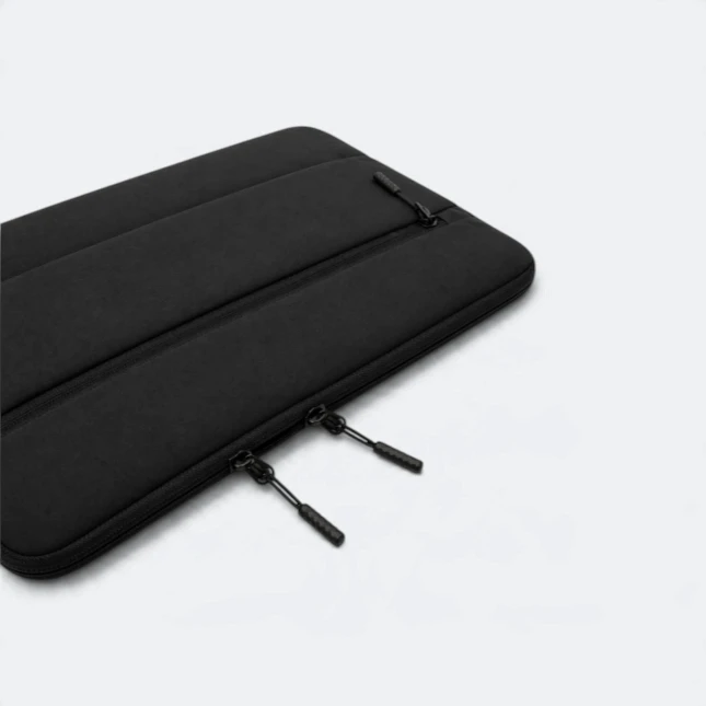 GBM9048 Puffo Laptop Sleeve Black Zip Detail Gbm9048 puffo laptop sleeve black zip detail view