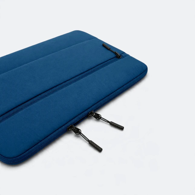 GBM9048 Puffo Laptop Sleeve Blue Zip Detail Gbm9048 puffo laptop sleeve blue zip detail view